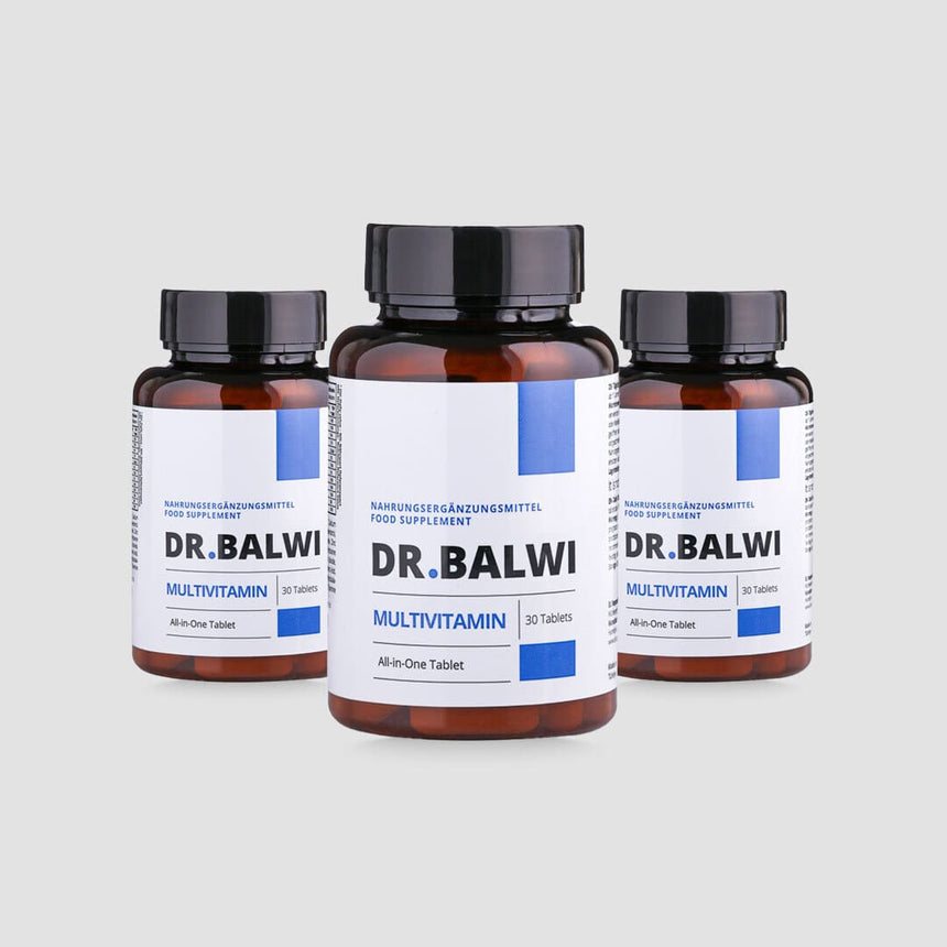 Drei braune Kunststoffflaschen Dr. Balwi Shop Multivitamin Complex, jeweils mit weißem Etikett und schwarzem Deckel, sind auf hellgrauem Hintergrund angeordnet. Jede Flasche enthält 30 All-in-One-Tabletten mit Vitamin C und Reishi-Pilzextrakt.
