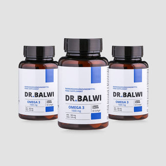 Drei braune Flaschen Daily Omega 3 von Dr. Balwi Shop mit blauem und weißem Etikett und jeweils 30 Weichkapseln sind auf einem hellgrauen Hintergrund angeordnet. Dieses Ergänzungsmittel unterstützt das Haarwachstum und hilft, Haarausfall zu reduzieren.