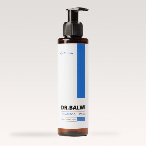 Eine 150-ml-Flasche shop.elithairtransplant Anti Hair Loss Routine Shampoo mit einer schwarzen Pumpe und einem weißen Etikett mit blauen Akzenten und Text, hergestellt von Elithair.