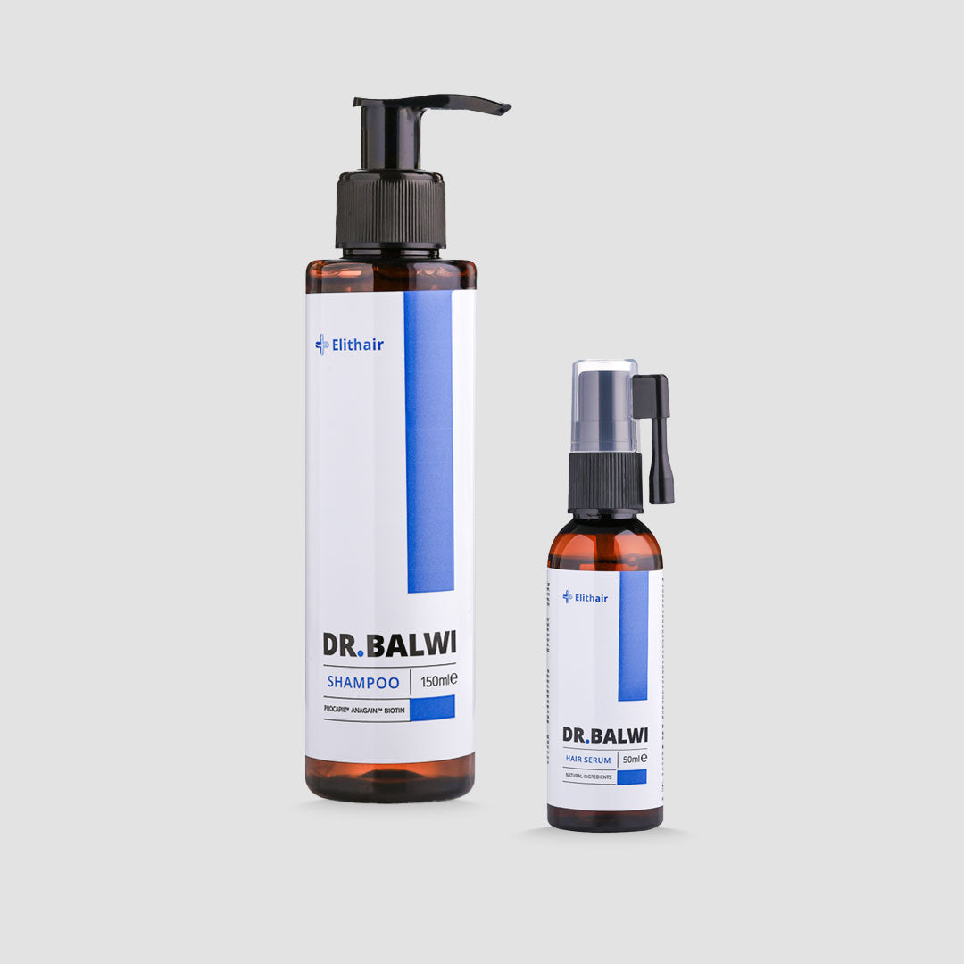 Das Shampoo & Spray Set von shop.elithairtransplant, bestehend aus zwei braunen Flaschen und einer kleinen Sprühflasche, wird auf einem schlichten grauen Hintergrund präsentiert.