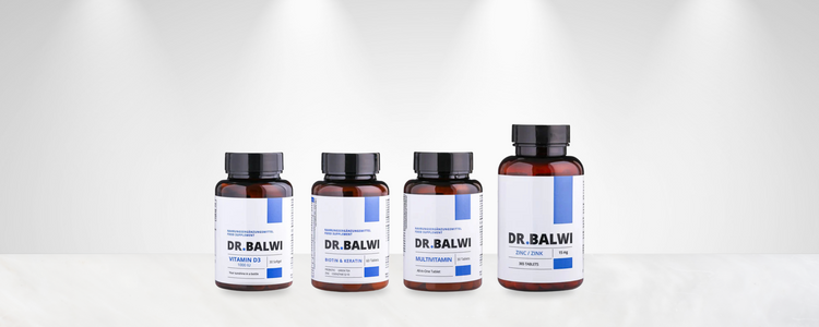 Vier braune Nahrungsergänzungsflaschen mit der Aufschrift DR.BALWI sind in einer Reihe auf einer weißen Fläche mit einem hellgrauen Hintergrund und dezenten Scheinwerfern über dem Kopf angeordnet. Jede Flasche zeigt unterschiedliche Produktnamen und Details.
