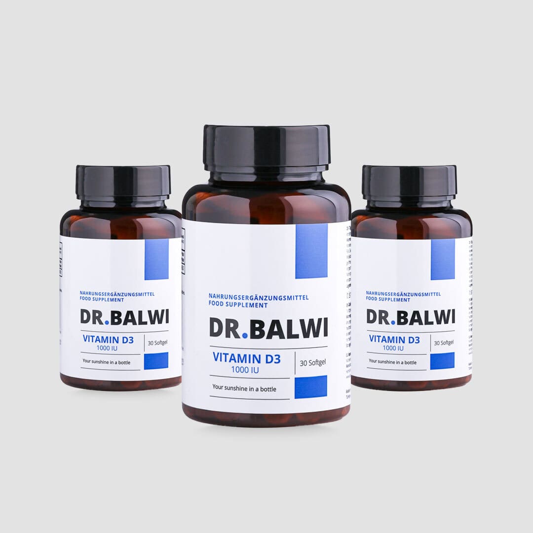 Auf einem schlichten hellgrauen Hintergrund sind drei braune Flaschen Vitamin D 1000 IE von shop.elithairtransplant abgebildet, jede mit weißem Etikett und schwarzem Verschluss.