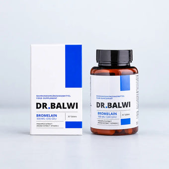 Eine Schachtel und eine Flasche mit Bromelain-Tabletten von Dr. Balwi Shop, jeweils mit Angaben zur Marke, darunter Ananas- und Aronia-Extrakt.