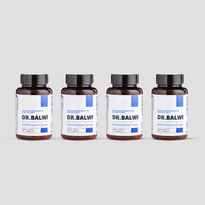 Vier braune Flaschen Dr. Balwi Shop Biotin & Keratin Tabletten zur Unterstützung des Haarwachstums mit weißen und blauen Etiketten stehen nebeneinander vor einem schlichten hellgrauen Hintergrund.